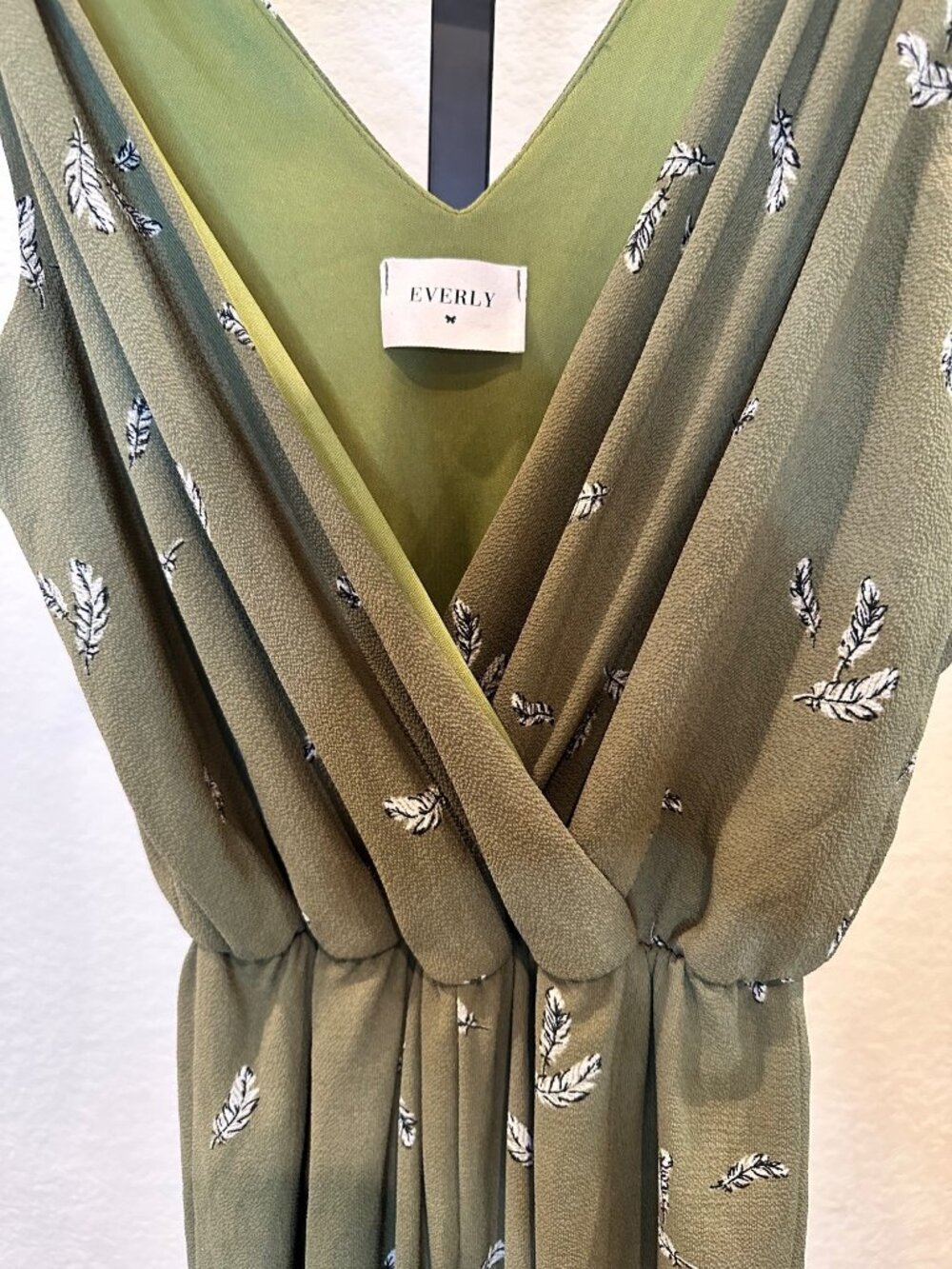 Everly Anthropologie Size S Olive Green Feather Sleeveless V-Neck Jumpsuit - Picture 3 of 10